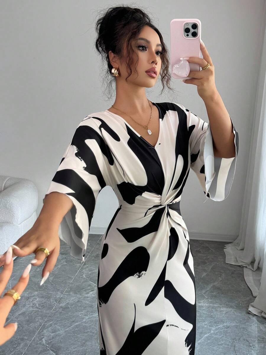 Elenzga 女士杏色底色牛奶丝数码印花高弹面料V领扭腰设计显瘦不对称下摆小众设计高端优雅约会装扮感恩节万圣节氛围秋季新款必备时尚中长连衣裙 - 杏色 - 查看 1