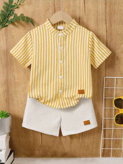 SHEIN 2 piezas Conjunto de camisa de manga corta con cuello alto casual y cómodo, y pantalones cortos a rayas para niños pequeños