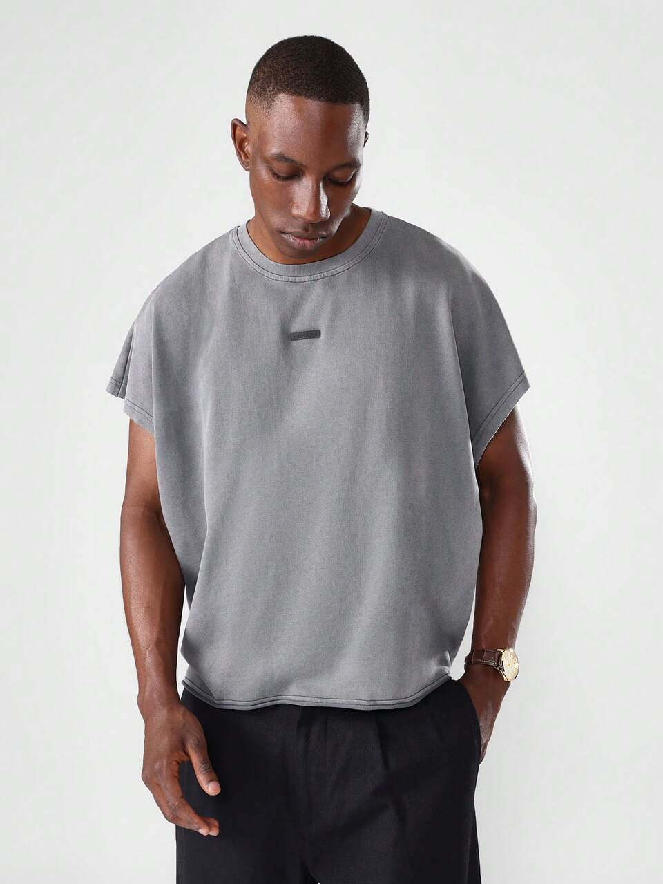 SUMWON Canotta essenziale dal taglio boxy, abbigliamento urban streetwear, smanicata, vestibilità rilassata, bordi grezzi, casual minimalista, maglietta da weekend, athleisure, skatewear, design da spiaggia