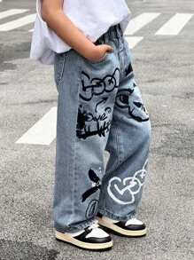 SHEIN 男童秋冬复古做旧街头酷炫风蓝色牛仔布可爱小熊涂鸦印花宽松牛仔裤，新品上市，适合返校季、街头穿搭和万圣节穿着 - 淺色水洗藍 - 查看 3