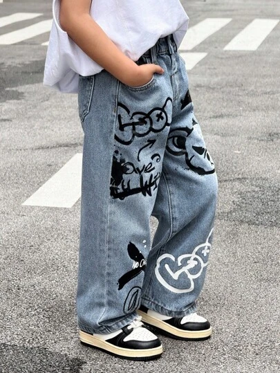 SHEIN 男童秋冬复古做旧街头酷炫风蓝色牛仔布可爱小熊涂鸦印花宽松牛仔裤，新品上市，适合返校季、街头穿搭和万圣节穿着