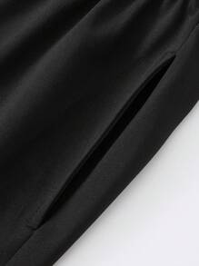 Manfinity Homme Conjunto de camiseta y pantalones cortos casuales con estampado numérico para hombres, conjunto de 2 piezas de verano para hombres en rojo y negro