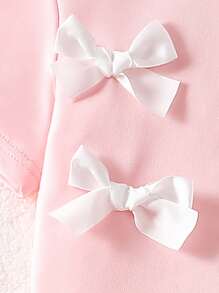 少女蝴蝶结装饰T恤和百褶裙套装