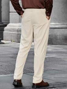 Manfinity Mode 男士休闲商务裤采用利落剪裁和舒适面料，将商务精致与都市风格完美融合。修身剪裁，适合所有体型，展现自信与干练。男士米色长裤，那不勒斯直筒休闲裤，时尚百搭。男士米色西装裤，灯芯绒休闲直筒裤，复古时尚那不勒斯宽松休闲裤，秋冬