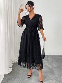 Modelyn Sukienka damska plus size z koronką i motylkami, z bufiastymi rękawami i elegancką aplikacją