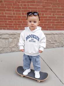 SHEIN Playful Pals Bộ 2 món đồ bé trai sơ sinh màu trắng, phong cách đường phố thường ngày mùa thu, áo hoodie họa tiết chữ thời trang dạo phố và quần denim, phong cách page boy, đi học tựu trường - Nhiều màu - Xem 4