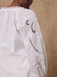 SHEIN Privé VITNOS 秋夏假日高级奢华波西米亚风复古女士度假烂花刺绣插肩袖时尚衬衫白色孔眼上衣 - 白色 - 查看 4