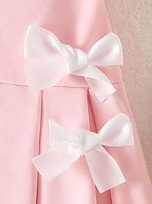 少女蝴蝶结装饰T恤和百褶裙套装