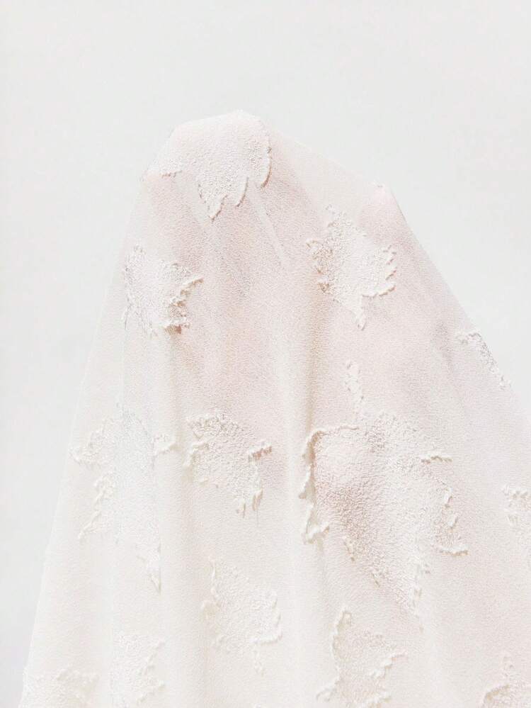 SHEIN Maija Top à manches longues style évêque avec col montant, en dentelle ivoire froissée, style chic, romantique et bohème pour les vacances. Tenue de plage/vacances polyvalente pour toutes les saisons. Design mode de vacances moderne, confortable et de style bohème. Tenue de vacances sur l'île d'Isabi, tenue de vacances dopamine d'été, même style que les Ins, atmosphère exotique, concert country, style occidental discret et durable, polyvalent et convenant à tous, mode de rue, tenue de café, tenue décontractée de plage