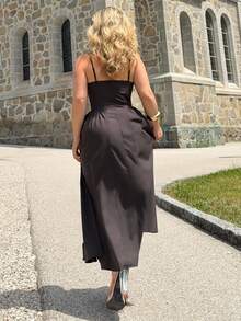 Jeta Ari Elegante vestido largo acampanado de mujer con tirantes finos, adecuado para citas casuales, salidas, discotecas, fiestas, temporada de otoño - Café integral - Ver 2