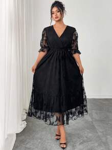 Modelyn Sukienka damska plus size z koronką i motylkami, z bufiastymi rękawami i elegancką aplikacją