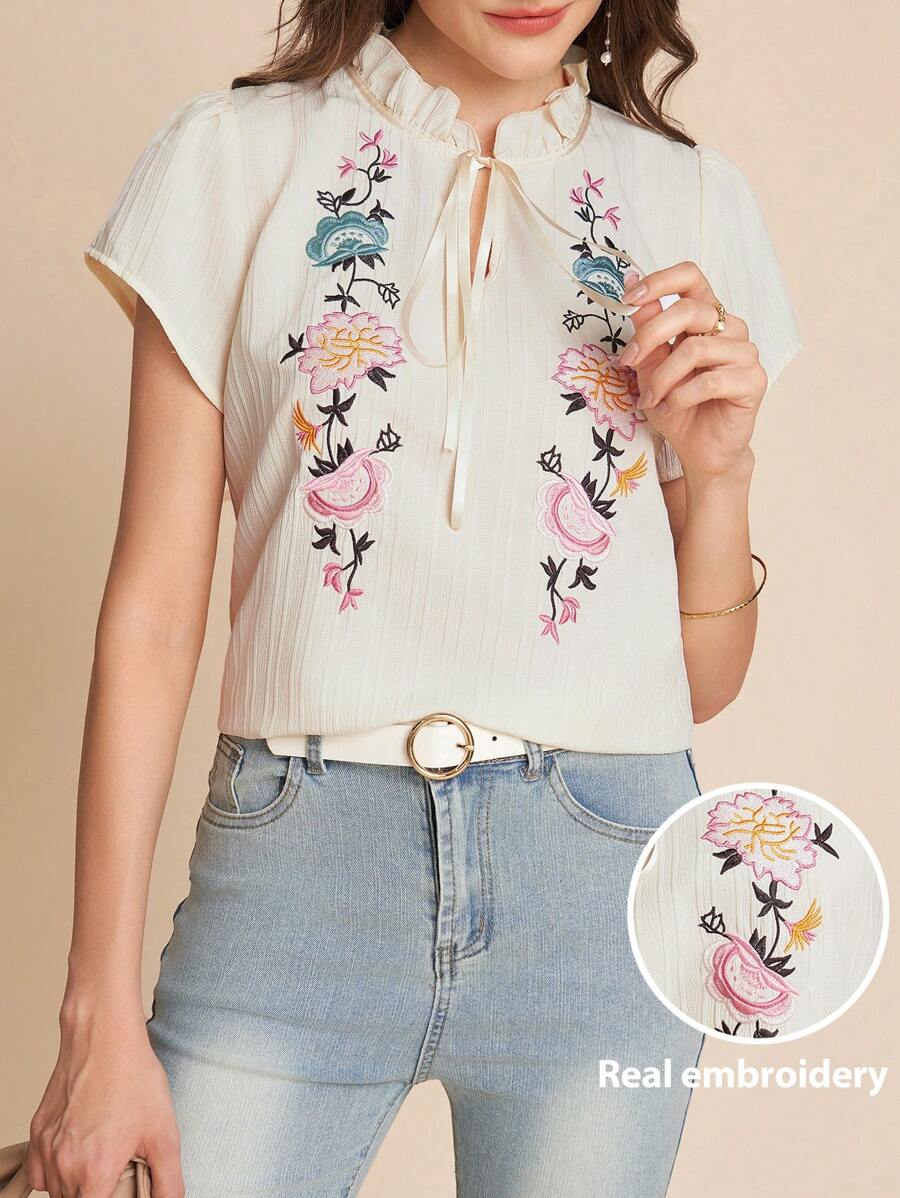 SHEIN Amorya 女士优雅荷叶边蝴蝶结短袖提花刺绣休闲衬衫，适合日常、度假、户外春夏秋冬穿着，返校季女装，简约复古风，适合教师穿着，机场通勤必备，全白 - 彩色 - 查看 1