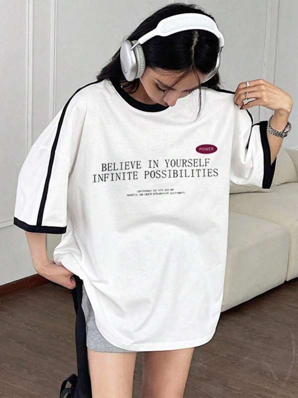 T-shirt blanc pour adolescentes avec imprimé de lettre contrastée en style universitaire décontracté. Confortable, à la mode, polyvalent, en tissu doux, convient pour le port quotidien, l'école, les voyages, les sports de plein air, toutes les saisons