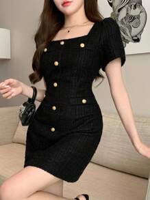 DAZY Đầm ngắn cổ vuông đính nút họa tiết dành cho nữ - màu đen - Xem 4