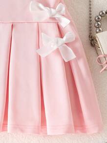 少女蝴蝶结装饰T恤和百褶裙套装