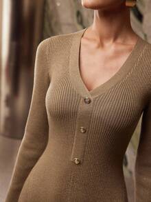 MOTF PREMIUM 优雅纽扣装饰针织连衣裙，秋冬 - 金色 - 查看 2