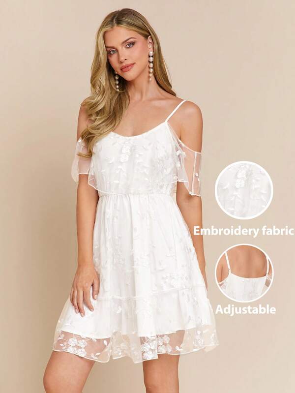 Amorya Vestido mini elegante de novia invitada con volantes, tirantes de espagueti, malla blanca bordada, ruedo con forma de paraguas y escote Bardot en estilo romántico