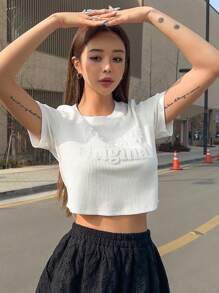 DAZY Camiseta crop en relieve de letra tejido de canalé - Blanco - Ver 7