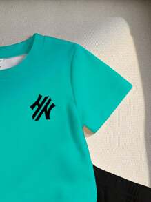 SHEIN 2 件套婴儿/幼儿男童 HN 字母印花圆领短袖蓝色 T 恤和黑色宽松短裤休闲基本套装，夏季 - 彩色 - 查看 5