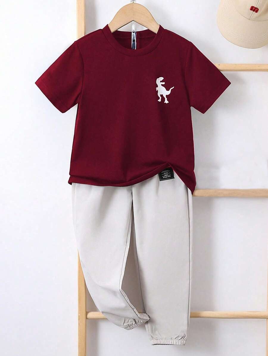 SHEIN Vintaside Kids 2 件套幼儿男童卡通恐龙印花黑色短袖圆领 T 恤和浅灰色休闲裤套装，春夏季，度假，假日，旅行，放松，日光浴