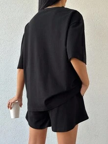 ZIRRA Bộ 2 món áo thun cổ tròn trễ vai màu trơn kèm quần short cạp chun in chữ thường ngày cho nữ - màu đen - Xem 2