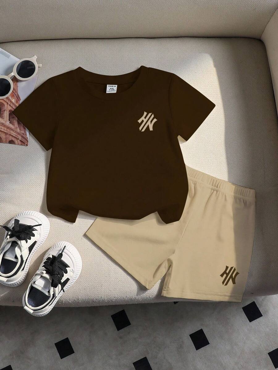 SHEIN Playful Pals 幼儿男童 HN 字母印花圆领短袖棕色 T 恤和宽松卡其色短裤基本款休闲装,夏季 - 彩色 - 查看 1