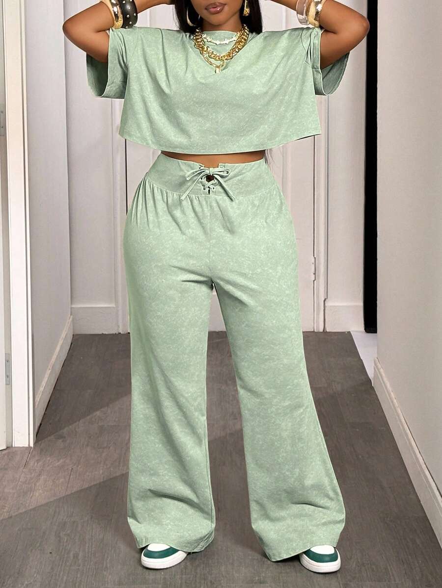 Slaydiva Bộ đồ hai mảnh thoải mái mùa hè và thu 2025 Áo thun ngắn tay cổ tròn màu xanh lá cây rộng rãi + Quần ống rộng buộc eo cho nữ, thích hợp cho du lịch hàng ngày, trở lại trường, tốt nghiệp Bộ đồ hai mảnh cho nữ Bộ đồ mặc nhà 2 mảnh thoải mái cho nữ Bộ đồ hai mảnh thường ngày cho nữ - màu xanh lá - Xem 1