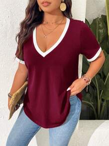 SHEIN Frenchy Camiseta casual de manga corta con cuello en V y bloques de color para mujer de talla grande, verano - Burdeos - Ver 2