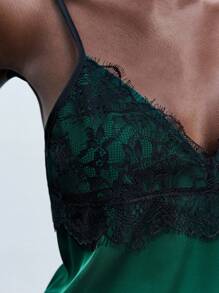 Maija Áo hai dây màu xanh đậm thanh lịch với dây mảnh và chi tiết ren tương phản, áo lụa xanh lá cây cho nữ mùa thu, áo hai dây màu xanh ngọc lục bảo, áo hai dây ren màu xanh đậm, áo hai dây mùa thu/mùa đông cho nữ, áo hai dây dự tiệc Giáng sinh thanh lịch cho gia đình. - Màu xanh lá cây đậm - Xem 6