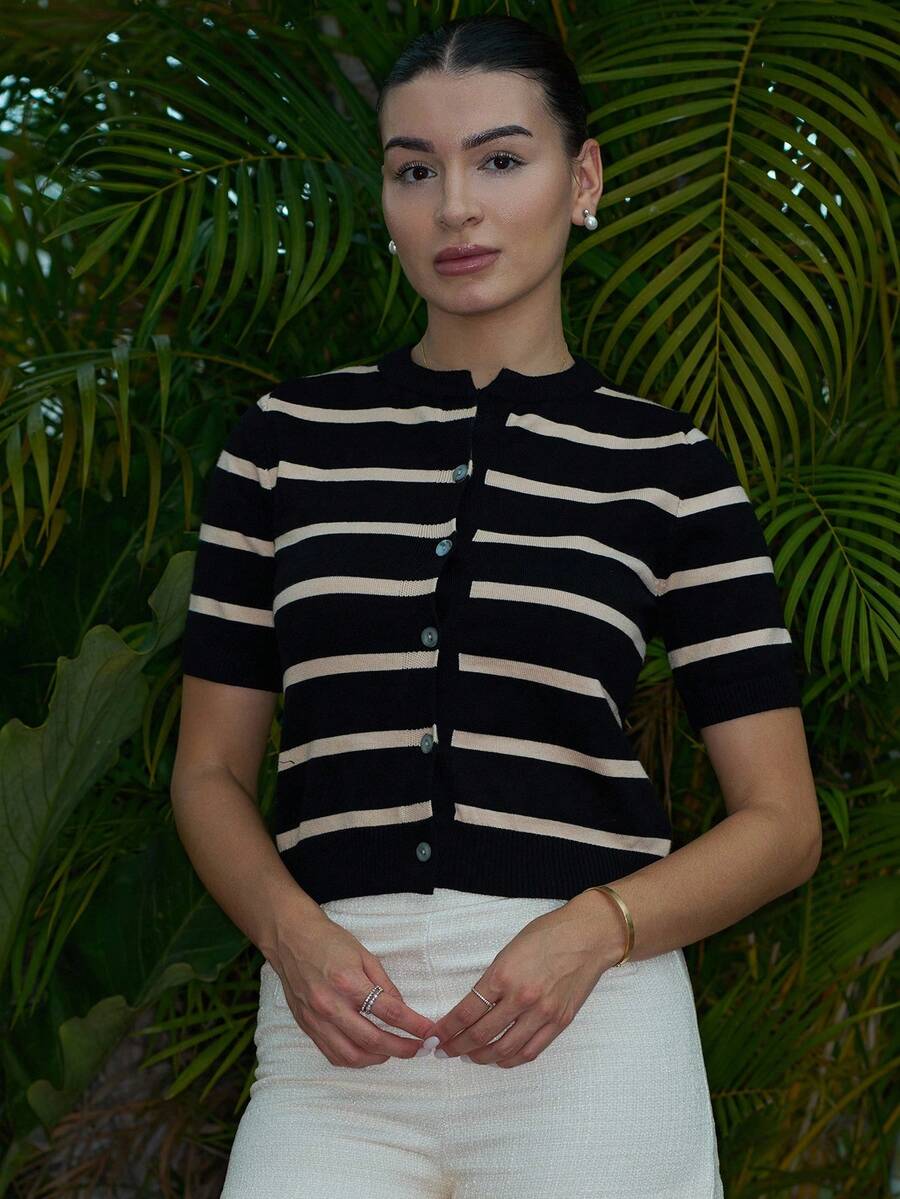 Andrea Bello 条纹纽扣前开衫，短袖上衣 - 黑色 - 查看 1