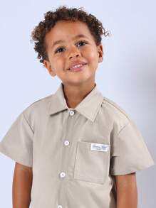 SUMWON 男童休闲纽扣短袖图案衬衫圣克鲁斯中央海岸加州地址印花夏季海滩度假日常时尚轻便上衣 - 卡其色 - 查看 4