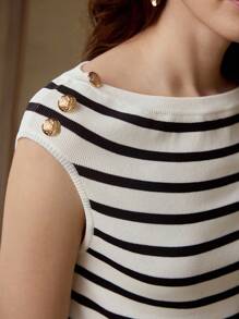MOTF PREMIUM 条纹图案纽扣细节肩部宽下摆短款针织上衣 - 黑與白 - 查看 2
