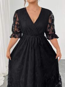 Modelyn Sukienka damska plus size z koronką i motylkami, z bufiastymi rękawami i elegancką aplikacją