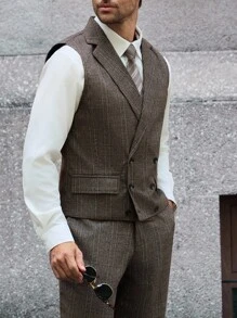 Manfinity Bizformal 精选优质面料，柔软舒适，亲肤透气，挺括有型，不易变形。经典的棕色格纹设计融合了复古与现代风格。是送给男友、丈夫、父亲或朋友的理想礼物，彰显品味与关怀。适合商务会议、婚礼、派对、约会和日常通勤等各种场合，百搭实用，彰显现代男士的个性魅力。男士棕色格纹西装马甲 - 咖啡棕 - 查看 4