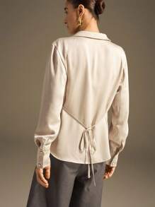 Ontre 2025 新款杏色缎面领长袖 V 领宽松衬衫，都市时尚风格，休闲装，商务休闲装，通勤装，日常服装 - 杏色 - 查看 2