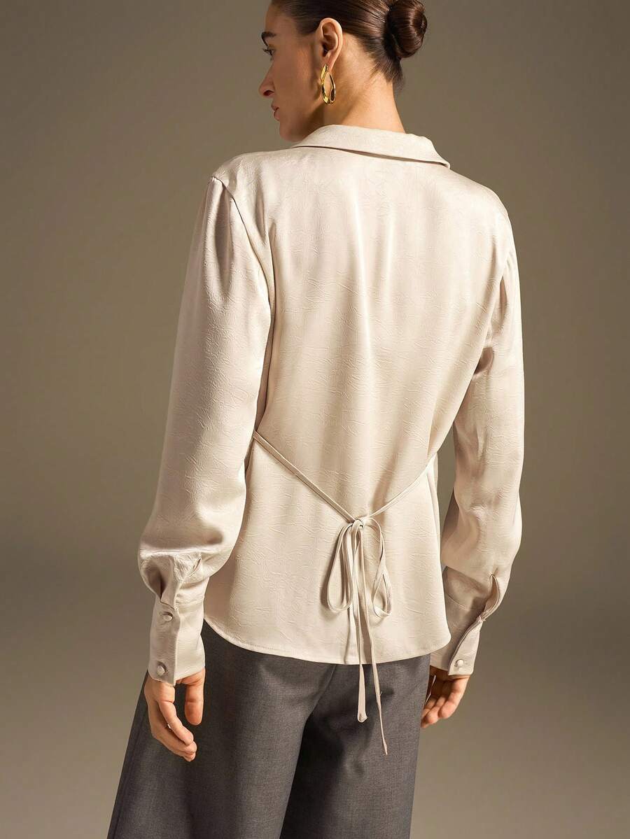 Ontre 2025 新款杏色缎面领长袖 V 领宽松衬衫，都市时尚风格，休闲装，商务休闲装，通勤装，日常服装