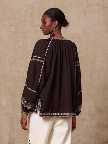 SHEIN Privé 秋冬复古闪耀假日派对狂欢节郊游泳装度假波西米亚风 BOHO 热辣户外层次丰富婚礼季宴会成人礼女士度假几何印花系领插肩袖宽松衬衫奢华舞会圣诞节新年 - 棕色 - 查看 8