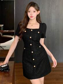 DAZY Đầm ngắn cổ vuông đính nút họa tiết dành cho nữ - màu đen - Xem 9