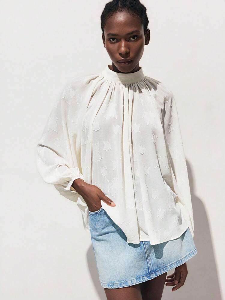 SHEIN Maija Top à manches longues style évêque avec col montant, en dentelle ivoire froissée, style chic, romantique et bohème pour les vacances. Tenue de plage/vacances polyvalente pour toutes les saisons. Design mode de vacances moderne, confortable et de style bohème. Tenue de vacances sur l'île d'Isabi, tenue de vacances dopamine d'été, même style que les Ins, atmosphère exotique, concert country, style occidental discret et durable, polyvalent et convenant à tous, mode de rue, tenue de café, tenue décontractée de plage