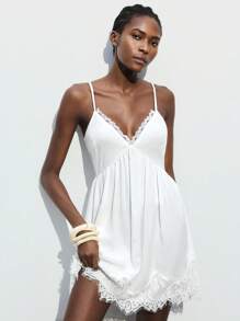 Maija 2025 Sommer Neu Weißes Verstellbares Trägerkleid mit Spitzen-Panel, V-Ausschnitt, Sexy, Lässig, Modisch für moderne urbane elegante romantische Business-Casual, Büro, Party, Strand, Musikfestival, Hochzeitsgast, Brunch, Y2K Retro Street-Style, Schulanfang Herbstoutfit, Geburtstagsfest der Frau, wichtiger Anlass, ländlicher/Street-Style