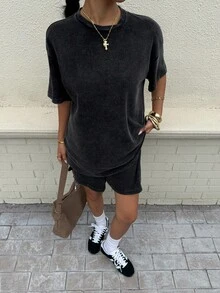 Muchica Conjunto de dos piezas de camiseta y pantalones cortos retro desgastados para mujer, adecuado para uso en la calle - Negro - Ver 4