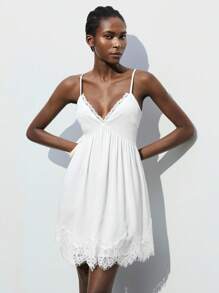 Maija 2025 Sommer Neu Weißes Verstellbares Trägerkleid mit Spitzen-Panel, V-Ausschnitt, Sexy, Lässig, Modisch für moderne urbane elegante romantische Business-Casual, Büro, Party, Strand, Musikfestival, Hochzeitsgast, Brunch, Y2K Retro Street-Style, Schulanfang Herbstoutfit, Geburtstagsfest der Frau, wichtiger Anlass, ländlicher/Street-Style