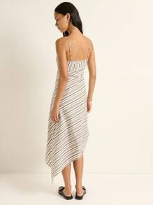 Nöista 这款白色带黑色条纹的连衣裙采用深 V 领口、银色肩带装饰和不对称下摆设计，将复古魅力与现代街头服饰完美融合，非常适合秋季、冬季、复古风、返校季以及冬季、冬装、Y2K 风格。 - 白色 - 查看 2