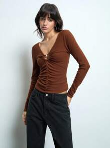 Maija 女士时尚褶饰镂空金属装饰长袖套头衫棕色针织镂空上衣情人节、节日 - 棕色 - 查看 3