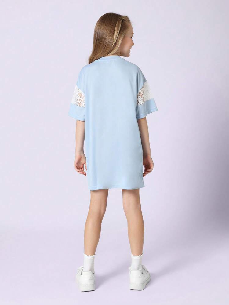 T-Shirt-Kleid mit Spitzeneinsatz und College-Nummern-Print