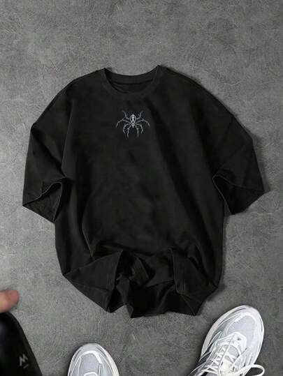 Manfinity EMRG Lässiges Sport-T-Shirt mit Spinnen-Print für Herren, atmungsaktiv, schweißableitend, bequem, minimalistisches Design, schmale Passform, fürs Fitnessstudio, lässiges, übergroßes T-Shirt, Gothic-Shirt, schwarzes Shirt, T-Shirt mit Spinnen-Grafik, schwarzes T-Shirt