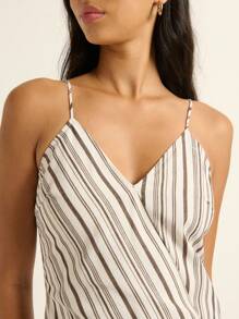 Nöista 这款白色带黑色条纹的连衣裙采用深 V 领口、银色肩带装饰和不对称下摆设计，将复古魅力与现代街头服饰完美融合，非常适合秋季、冬季、复古风、返校季以及冬季、冬装、Y2K 风格。 - 白色 - 查看 3