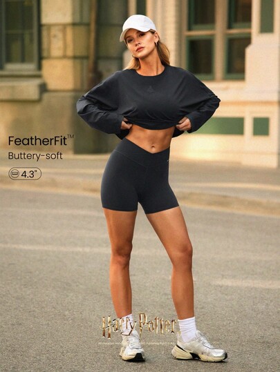 GLOWMODE Shorts Harry Potter 4,3" FeatherFit™ com Cintura Cruzada, Etiqueta de Silicone com Gráfico nas Costas, Bolso na Cintura, Tecido Elástico e Respirável, Ideal para Ioga, Pilates, Barre e Uso Casual Diário