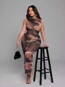 NU&NOW Vestido sin mangas con estampado digital, arruga y superposición de malla para mujer talla grande