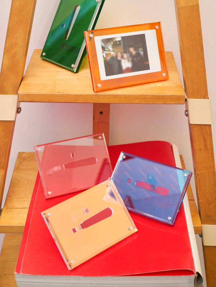 Joivida 1 件轻巧且韧性好的 3 英寸相框展示架，透明防碎照片卡夹，具有反光棱镜效果，现代搁架装饰和桌面收纳架，ASMR 点击锁收藏品展示架 - 彩色 - 查看 1